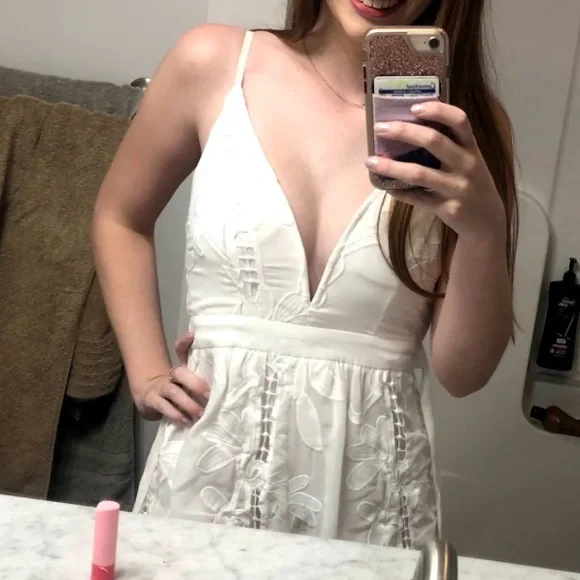 Charlotte Russe White Deep V-Neck Floral Romper - Picture 5 of 8